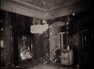 Photogramme - Eau 2 : Le Miroir, Plan 25. Des morceaux de plâtres commencent à tomber dans la chambre.