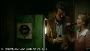 I walk  the line  de Frankenheimer John.  Photogramme - 24.  Le shérif offre  à Alma un Soda, Dr. Pepper.