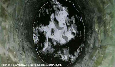   Retour à Cold Mountain  de Minghella Anthony.   Photogramme Puits 11. Au fond du puits, la surface en miroir de l'eau qui reflète une image changeante d'un bout du ciel.