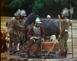 Photogramme - Cheval 1 : Aguirre, la Colère de Dieu., Le cheval noir sur le radeau est le triste témoin d'une triste expédition.