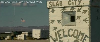  Photogramme 62  :  Into The Wild,  plan 1251. Une image de Slab City, « c'est un lieu de campement situé en plein désert près de Salton Sea, dans le Sud-Est de la Californie.»