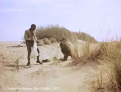   Charley-Le-Borgne  de Don Chaffey.     Photogramme 12.  Le Soldat fouille le sac de l'Indien.