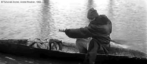 Photogramme - Barque 2 : Andreï Roublev, Plan 3.  La barque d'Efim taillée dans un arbre, devant lui se trouve les harnais.