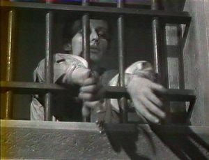 Photogramme - Main 2 : Un Condamné à Mort s'est échappé, plan 21. Fontaine passe ses mains libres à travers les barreaux de la fenêtre.