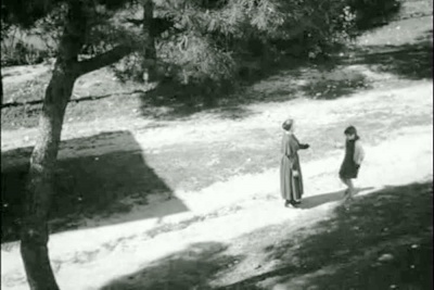  Viridiana de Luis Buñuel.     Photogramme 36 - Plan 38. Viridiana va interrompre Rita de sauter à la corde, afin de lui parler.