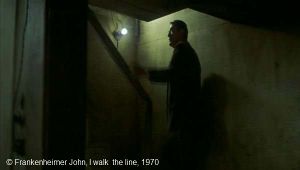  I walk  the line  de Frankenheimer John.   Photogramme 50. Le shérif veut voir Alma. Il est hésitant. Il entre dans la maison. Personne. Il monte des escaliers.
