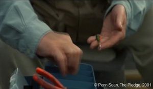  The Pledge  de Sean Penn.  Photogramme – 25 (bis).  0h 53’ 43’’.  Jerry avait à choisir entre deux hameçons, l’une verte et l’autre orange, il choisira la dernière.