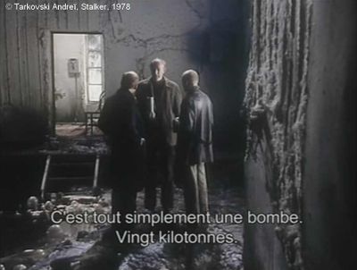 Stalker, Photogramme - 74 : Plan 125. Le Professeur tient d’une main la bombe, l’exposant aux regards des deux hommes.