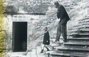 Photogramme - Escalier 4. : Nostalghia, Plan 66c.  Le père et le fils descendent l'escalier de l'église.