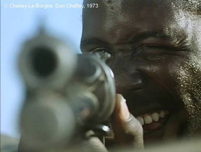   Charley-Le-Borgne  de Don Chaffey.     Photogramme 68. Le Soldat tire à blanc, en direction de l'Indien.