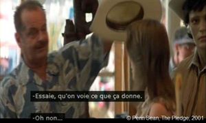  The Pledge  de Sean Penn.  Photogramme - 42.  1h 29’ 04’’.  Jerry veut offrir un chapeau blanc à Lori.