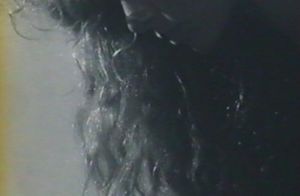 Photogramme - Cheveux 2 : Nostalghia, Plan 33.  Les longs cheveux tombants de la Traductrice.