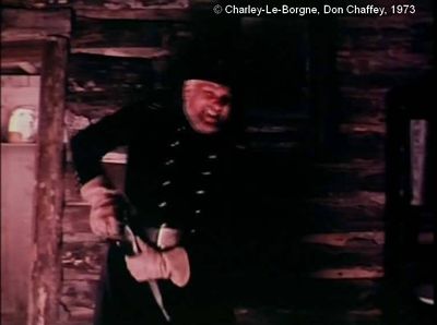   Charley-Le-Borgne  de Don Chaffey.     Photogramme 27. Le colonel surprend son épouse avec le Soldat.