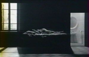 Photogramme - Porte 14 : Nostalghia, Plan 35b. Un exemple de l'éclairage particulier du film qui passe du noir (photogramme précédent) à la lumière. Le contraste de la lumière est une caractéristique filmique dans Nostalghia. Elle participe dans la représentation du concept de l'hésitation.