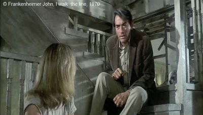   I walk  the line  de Frankenheimer John.  Photogramme - Escalier 10. La transformation du shérif quand Alma lui annonce qu'elle accepte de partir avec lui.
