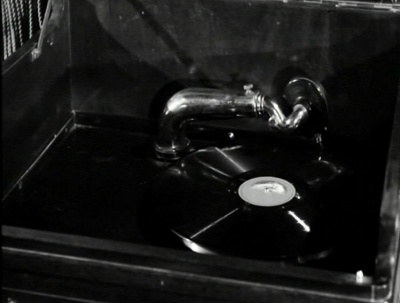  Viridiana de Luis Buñuel.     Photogramme 27 - Plan 20. Gros plan du phonographe.