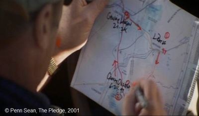  The Pledge  de Sean Penn.  Photogramme - 26.  0h 55’ 35’’.  Jerry analyse le plan géographique qui concerne la série d’homicides.