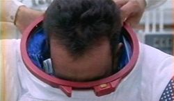 Photogramme bague 3. Apollo XIII. Au même moment… Son mari sort sa tête de l'anneau de fixation du casque.