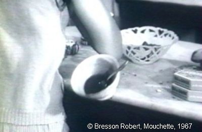 Mouchette. Une habitante du village invite Mouchette à prendre un bol de café, plus par curiosité que par compassion.