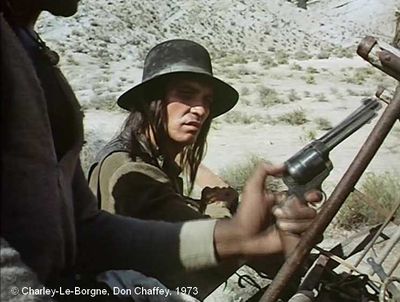   Charley-Le-Borgne  de Don Chaffey.     Photogramme 70.  Le Soldat trouve un revolver.