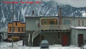  The Pledge  de Sean Penn.  Photogramme – 64.  0h 34’ 30’’.  La porte rouge de la maison d’Annalise Hansen, grande-mère de Ginny.