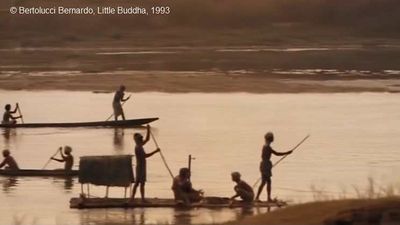 Little Buddha. Sur une barque passe un maître en musique, qui dit à ses élèves : "La corde trop tirée se casse, la corde pas assez tirée ne sonne pas." Ce fut la grande révélation du "juste milieu" pour Siddhartha.