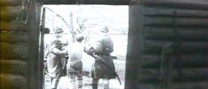 Photogramme - Porte : Andreï Roublev, Plan 44. Deux cavaliers qui cognent le bouffon contre un arbre.