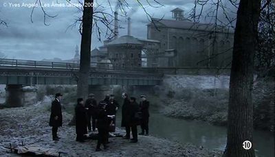   Les Âmes Grises  d'Yves Angelo.   Photogramme - Pont 1.  Plan général de l'abominable scène.