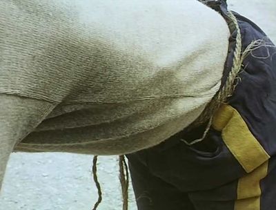   Charley-Le-Borgne  de Don Chaffey.     Photogramme 56.  La corde que porte le Soldat en guise de ceinture.