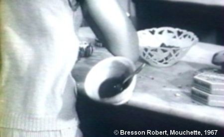  Mouchette de Robert Bresson.  Photogramme - Maladresse.  A un moment, Mouchette se retourne, et renverse le bol de café au sol.